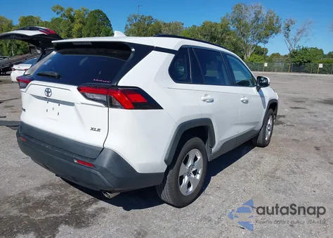 2021 Toyota Rav4 Xle z USA, uszkodzony, nr VIN 2T3W1RFV2MC163587